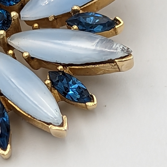 Rare Crown Trifari Gold Tone Blue & Opalescent Blue Rhinestones Flower Brooch - Picture 4 of 10